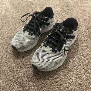 Nike Air Zoom Pegasus 40 Running Shoes White And Black Women’s Size 8.5